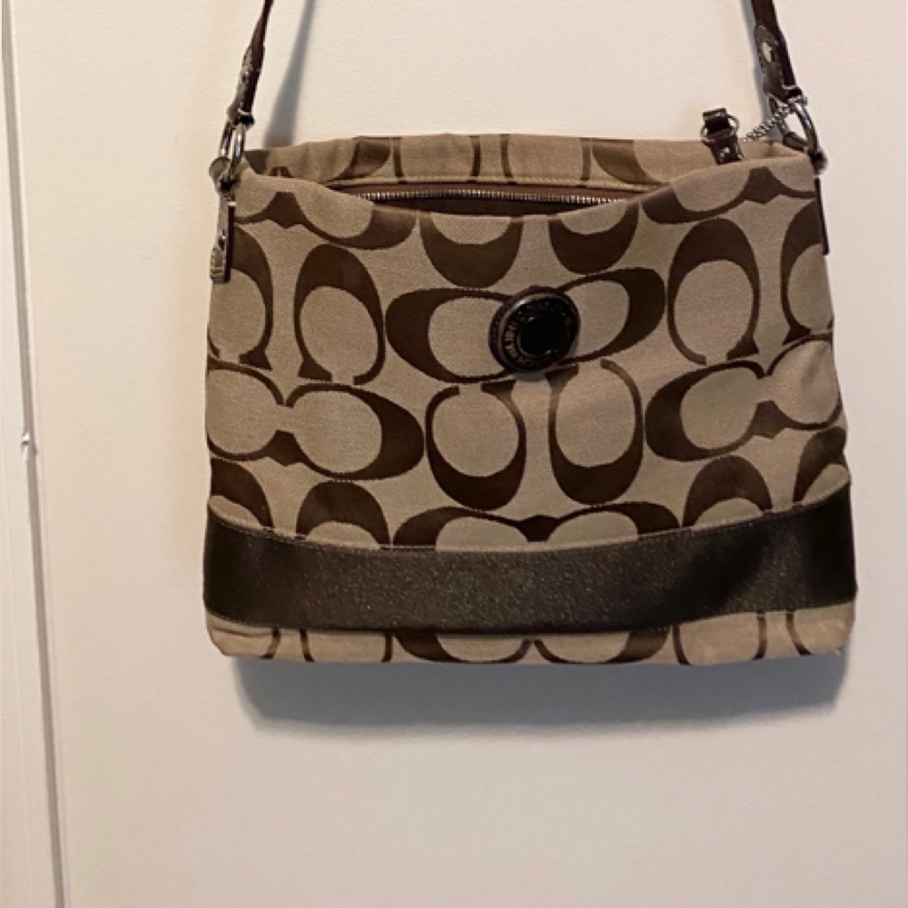 Authentic coach crossbody in great condition, canvas and leather.